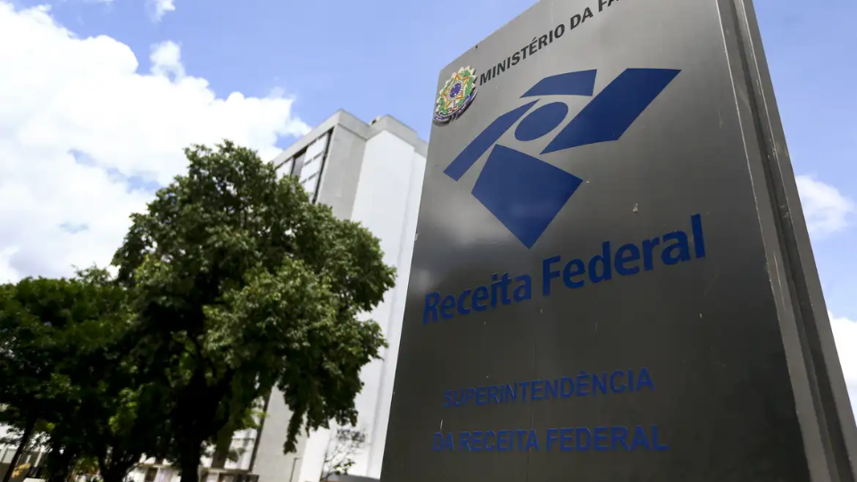Logo da Receita Federal em um fundo digital